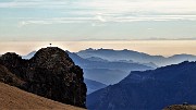 05 Monte Mincucco, la grande croce in legno (1832 m) sul torrione roccioso 